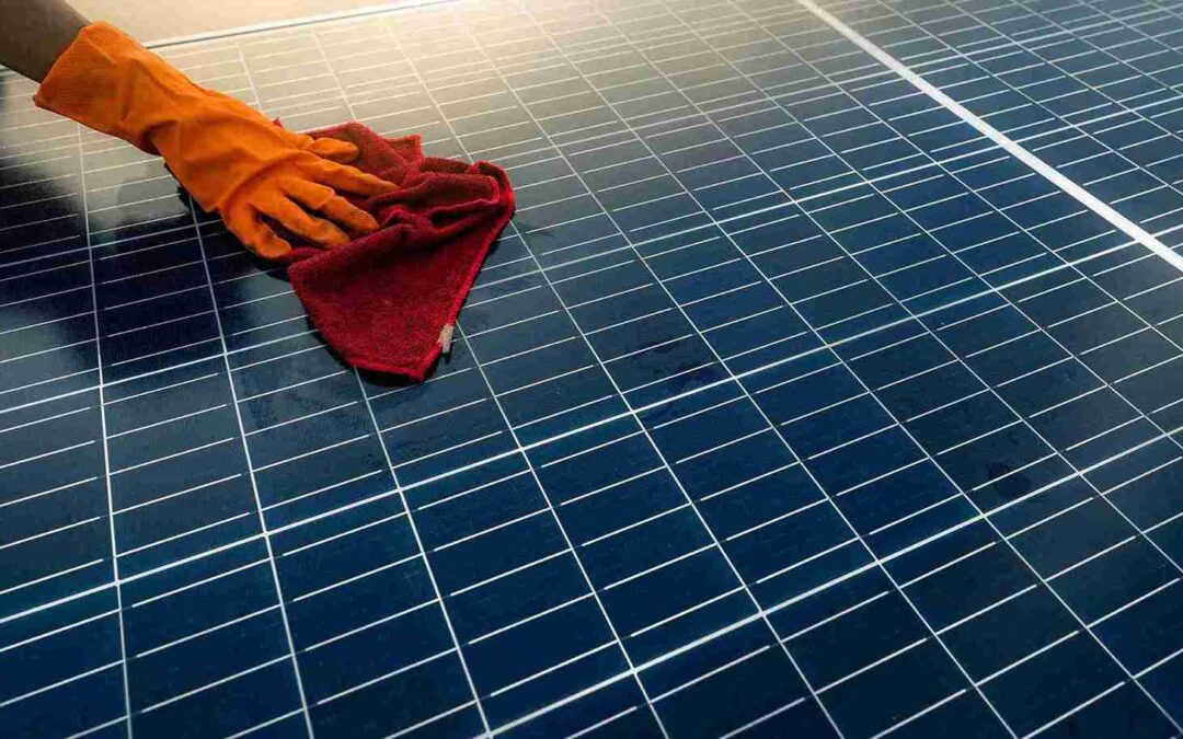 ¿Cómo se deben lavar los paneles solares?