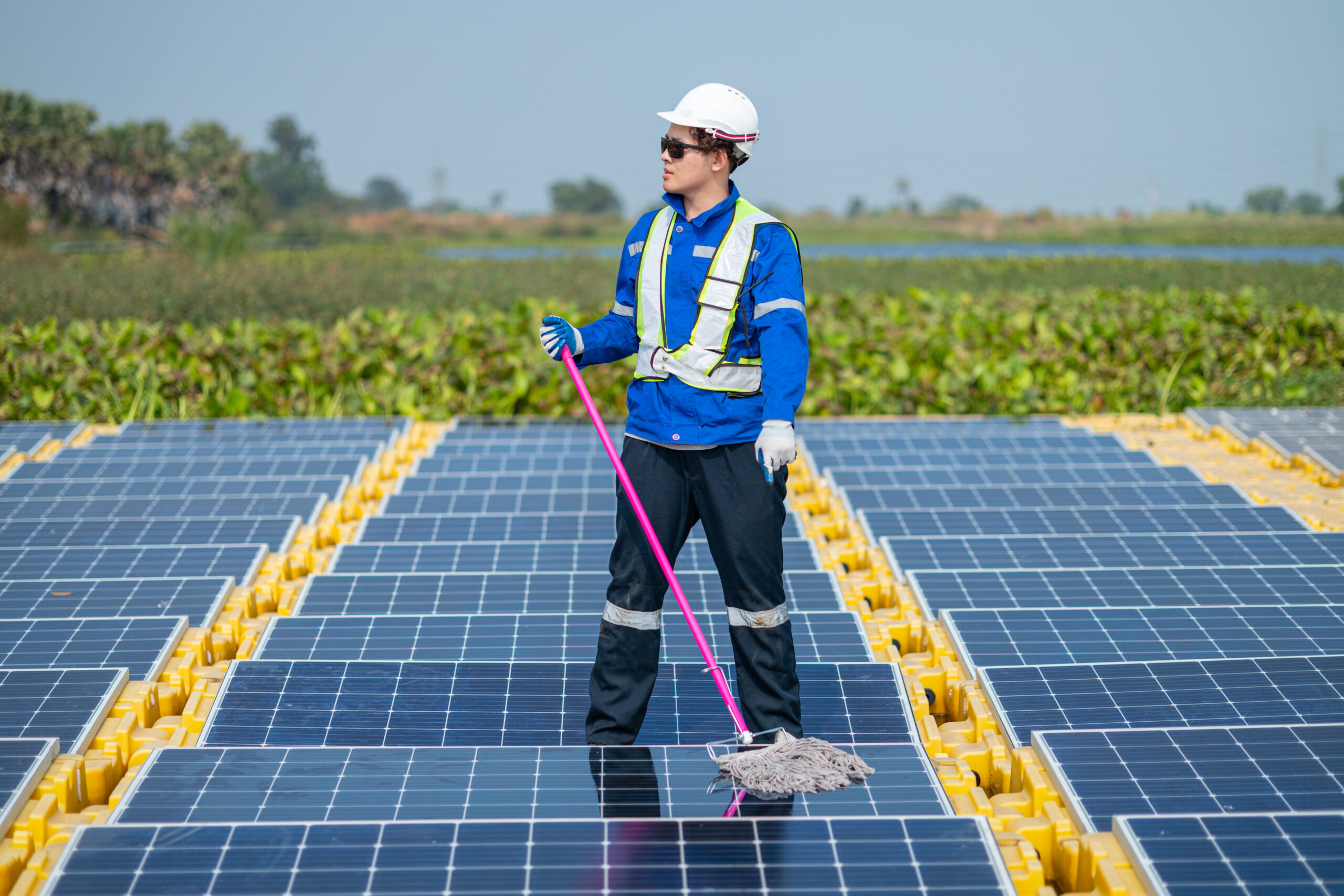 ¿Cuántas veces limpiar las placas solares en zona rural?