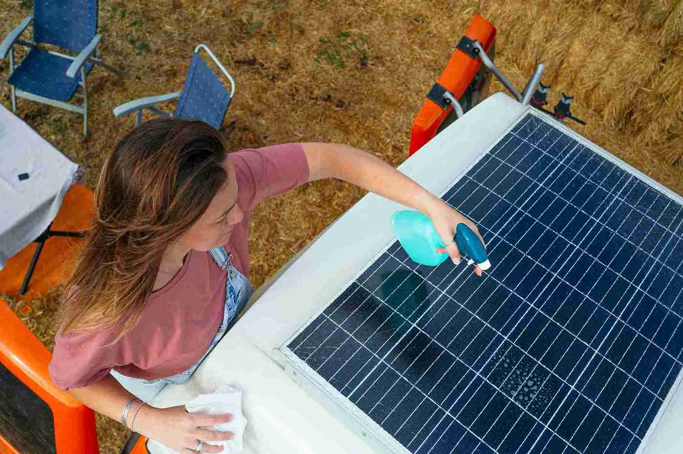 ¿Se puede utilizar líquido lavavajillas para limpiar paneles solares?