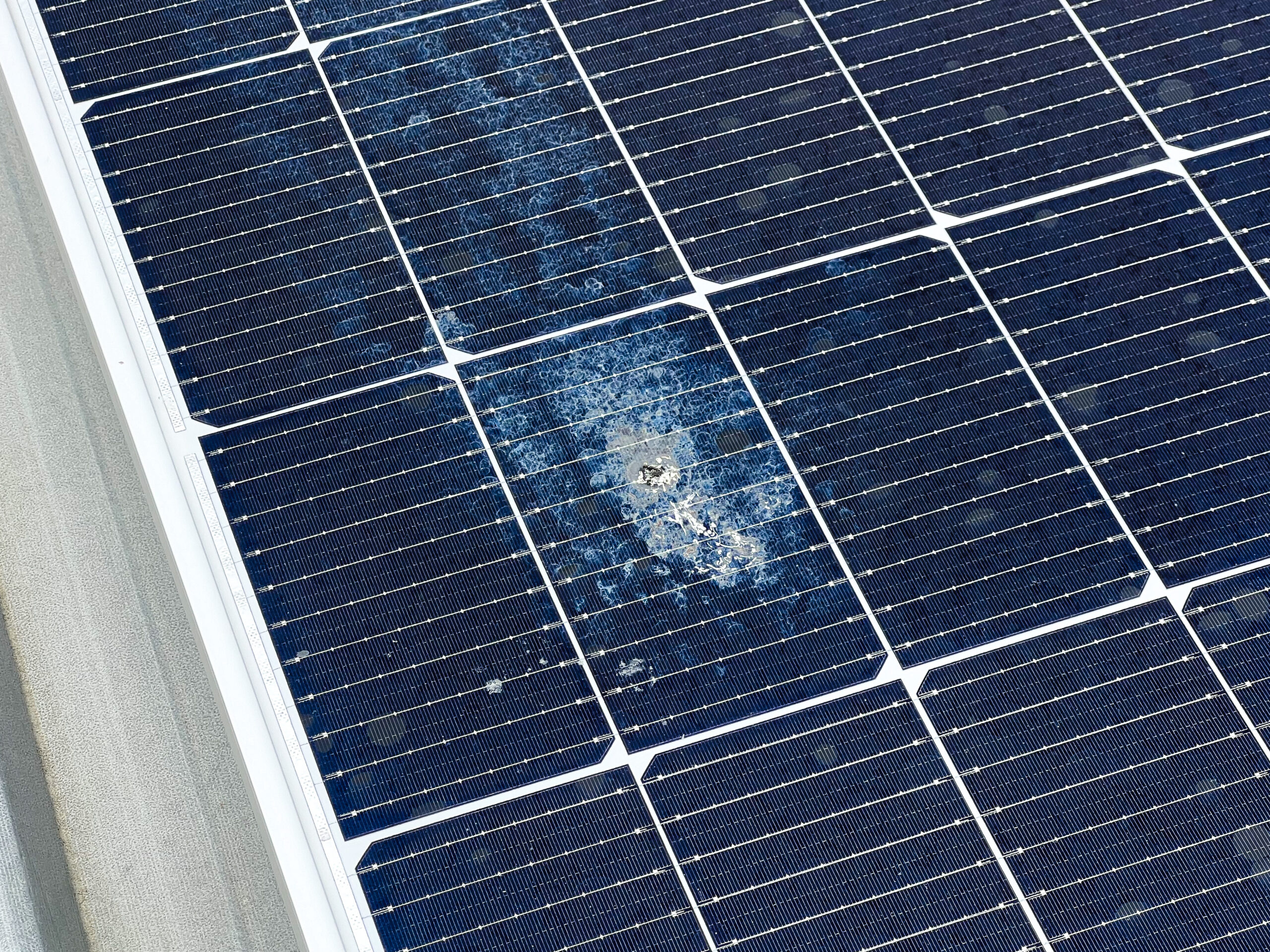 ¿Qué agua se utiliza para limpiar paneles solares